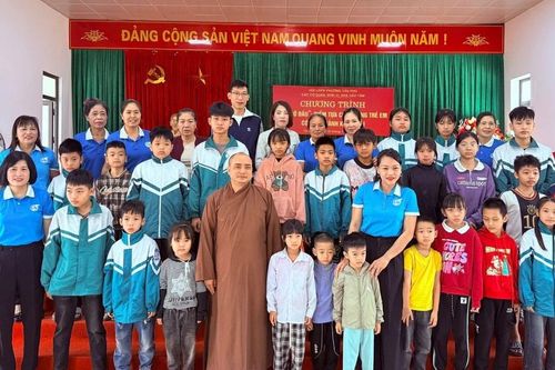 Hội Liên hiệp phụ nữ phường Văn Phú trao hỗ trợ 'Mẹ đỡ đầu' cho 32 trẻ em có hoàn cảnh khó khăn
