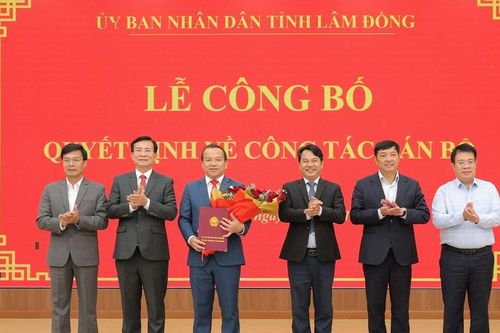 Chủ tịch UBND tỉnh Lâm Đồng trao quyết định điều động, bổ nhiệm lãnh đạo chủ chốt