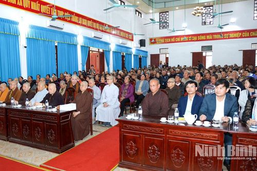Trao quà ủng hộ nhân dân các xã: Chất Bình, Hải Thịnh, Hồng Phong, Hải Anh và Quỹ Nhất bị thiệt hại do bão số 10