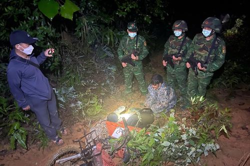 Bắt giữ 2 đối tượng người Lào vận chuyển trái phép vật liệu nổ qua biên giới