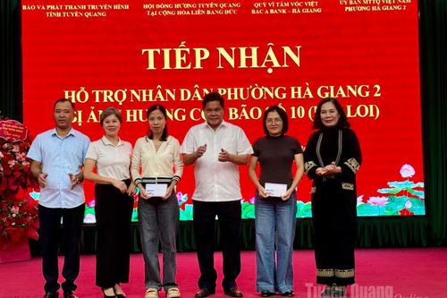 Trao hỗ trợ 90 triệu đồng cho người dân phường Hà Giang 2