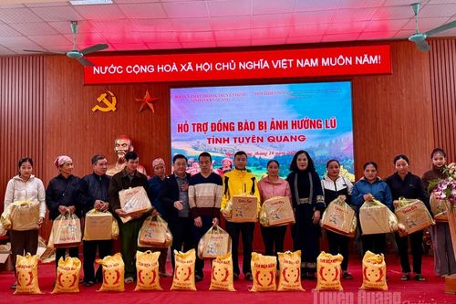 Trao 200 suất quà cho người dân bị ảnh hưởng bão lũ xã Ngọc Đường