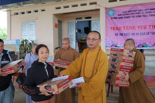 Phân ban Phật tử dân tộc T.Ư và chùa Tường Nguyên (TP.HCM) trao quà đến đồng bào vùng lũ