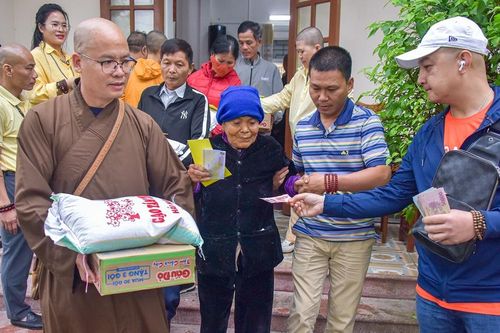 GHPGVN trao 7.000 phần quà đến người dân bị thiệt hại do bão lũ