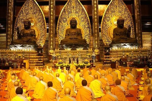 Ninh Bình: Phân ban Ni giới T.Ư tổ chức hoa đăng cầu nguyện quốc thái dân an