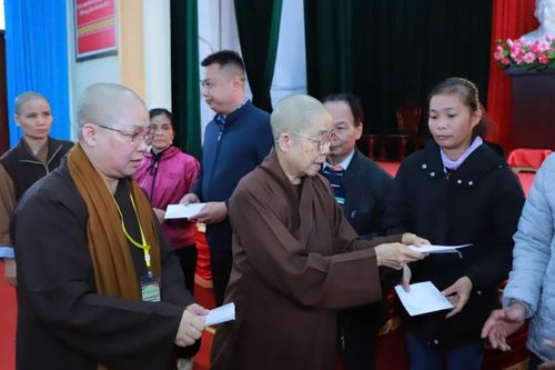 Phân ban Ni giới T.Ư trao quà vùng bão lũ và thăm thương bịnh binh tại tỉnh Ninh Bình