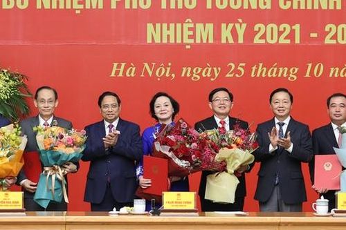 Thủ tướng trao quyết định bổ nhiệm và giao nhiệm vụ cho 2 Phó Thủ tướng, 3 Bộ trưởng