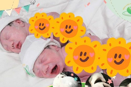 Ca sinh đôi chào đời với bọc ối còn nguyên
