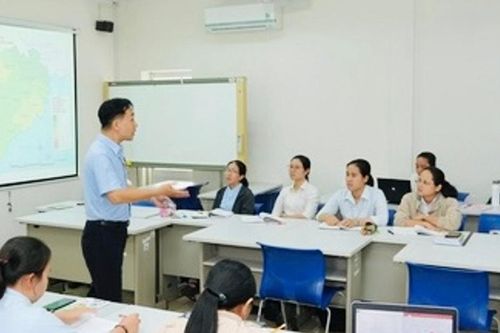 Xây dựng chính sách tài chính đột phá để thu hút và giữ chân giảng viên, nhà khoa học xuất sắc