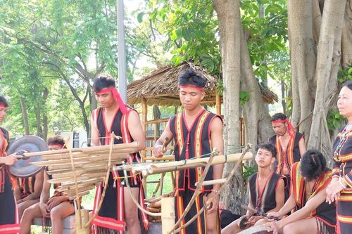 Đồng bào Xơ Đăng giữ âm vang cồng chiêng