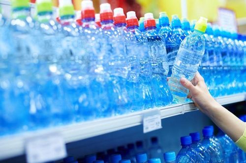 Nhận biết nước đóng chai kém chất lượng qua 5 dấu hiệu đơn giản