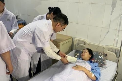 Tặng bằng khen các điều dưỡng dũng cảm, bảo vệ an toàn cho bệnh nhân