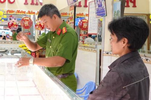 Kẻ cướp dây chuyền bị bắt giữ sau 16 giờ gây án