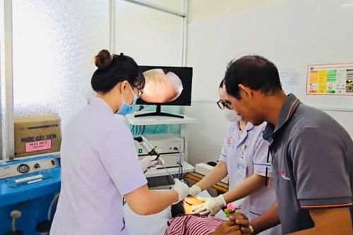Nội soi 'dọn' ổ ấu trùng trong tai một bệnh nhân ở Khánh Hòa