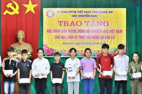 Quỹ Khuyến học Việt Nam trao 938 triệu đồng hỗ trợ học sinh, giáo viên vùng bão lũ
