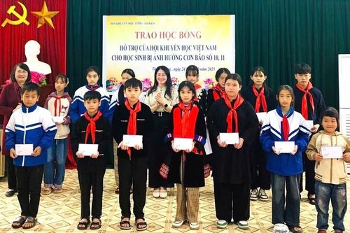 Hội Khuyến học tỉnh Cao Bằng trao 200 suất học bổng hỗ trợ học sinh vùng bị ảnh hưởng thiên tai