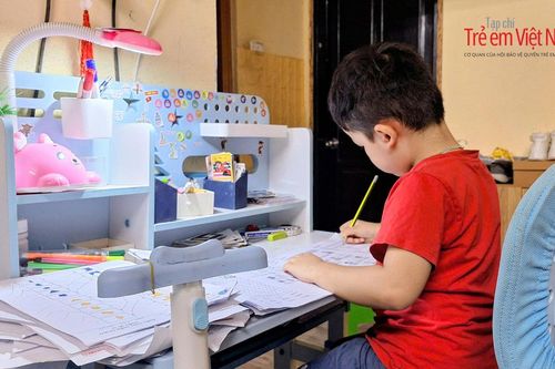 Tuổi thơ của nhiều đứa trẻ đang bị bóp nghẹt trong vòng quay điểm số