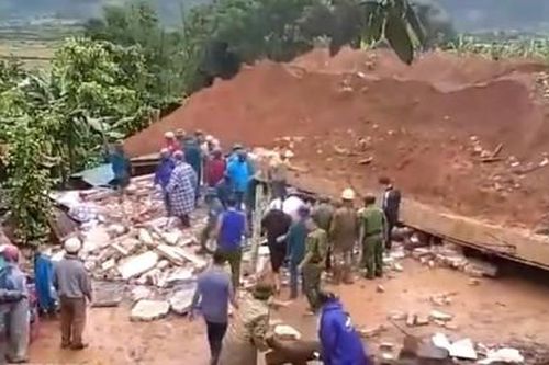 Xây nhà làm sập hoàn toàn nhà hàng xóm, 2 người tử vong, 3 người bị thương