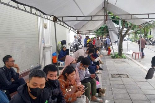 Nhà ở xã hội Đông Anh: Chủ đầu tư dựng nhà bạt cho dân xếp hàng nộp hồ sơ