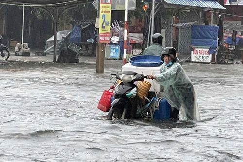 Phố biển Tuy Hòa ngập sau mưa lớn, người dân dò dẫm dắt xe trong 'biển nước'