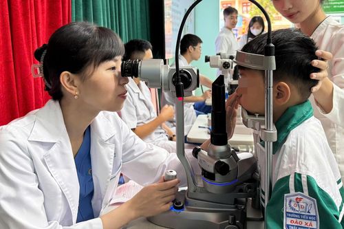 Bé trai lớp 5 cận 10 độ nhưng không hay biết