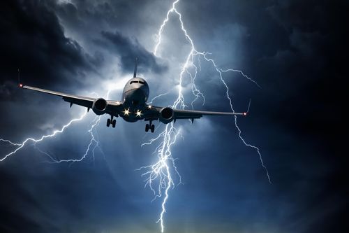 Điều gì xảy ra nếu máy bay bị sét đánh giữa trời?