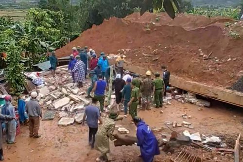 Nhà đang xây đổ sập vào nhà hàng xóm, hai cha con tử vong thương tâm