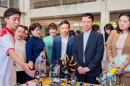 Giáo dục trong kỷ nguyên số: Con người vẫn luôn là yếu tố quyết định