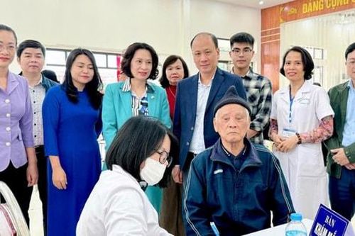 Nam Phù tổ chức khám, tư vấn sức khỏe cho hơn 300 người cao tuổi