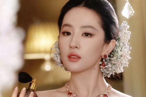 Lưu Diệc Phi đẹp hoàn hảo trên thảm đỏ