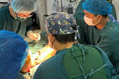 Nối thành công cổ chân gần đứt rời sau tai nạn giao thông