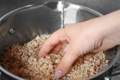 Ngâm gạo lứt trước khi nấu có tác dụng gì?