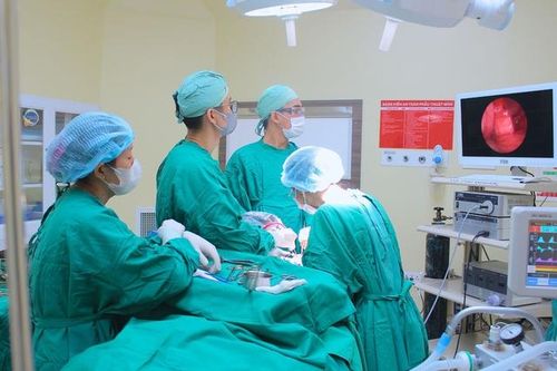 Uống nước chảy ra mũi do thủng xoang hàm sau nhổ răng khôn