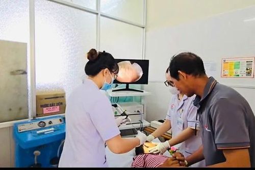 5 con dòi sống cạnh xác côn trùng trong tai người phụ nữ