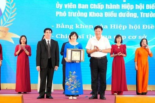 Điều dưỡng là 'bàn tay nắm chặt khi bệnh nhân đau đớn, ở lại khi họ tuyệt vọng'