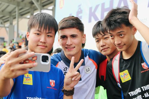 Cầu thủ Việt kiều Anh khuấy động không khí giải bóng đá học sinh