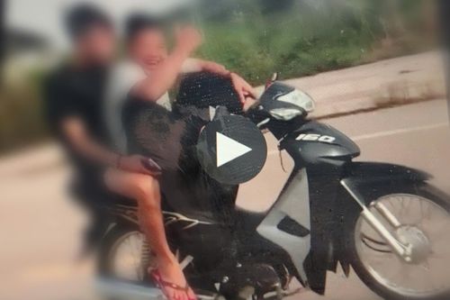 Công an xác định thanh, thiếu niên dùng chân điều khiển xe mô tô gây nguy hiểm an toàn giao thông