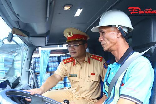CSGT Hà Nội tuyên truyền, phổ biến pháp luật về trật tự an toàn giao thông cho lái xe