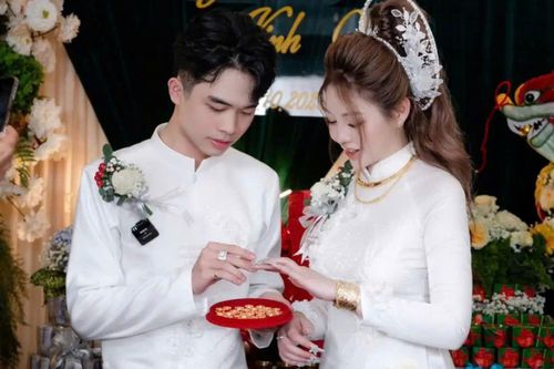 Chú rể TP.HCM tặng vợ 5 cây vàng tích cóp suốt 4 năm