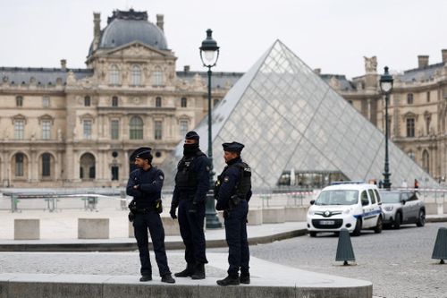 Điểm bất thường trong vụ trộm ở Louvre