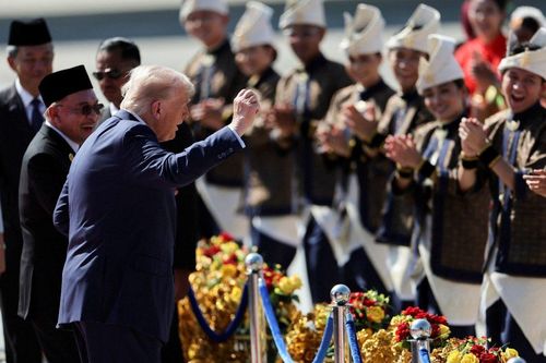 Ông Trump nhảy múa khi đến Malaysia