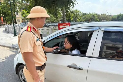 Bắc Ninh: xử phạt nghiêm đối tượng lái xe bằng chân, quay video khoe 'chiến tích'