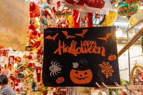 Phố Hàng Mã ngập tràn đồ hóa trang 'kinh dị' dịp lễ Halloween