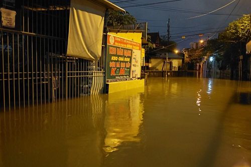 TP. Huế cho toàn bộ học sinh nghỉ học do mưa to, nhiều vùng ngập nặng