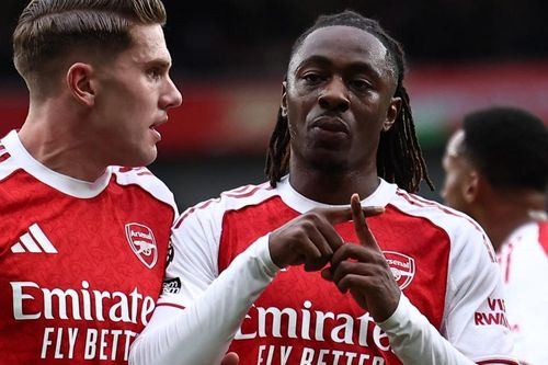 Arsenal thắng trận thứ 7 liên tiếp để củng cố ngôi đầu, Man City bị MU bắt kịp