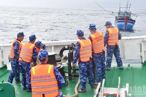 Cứu hộ kịp thời tàu cá ngư dân bị nạn trên vùng biển Trường Sa