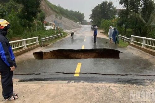 Nước lũ gây sạt lở mố cầu Ca Da ở Đà Nẵng