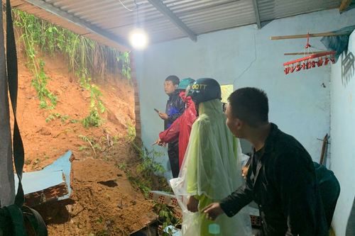Mưa lớn gây sạt lở nhà dân ở miền núi Đà Nẵng
