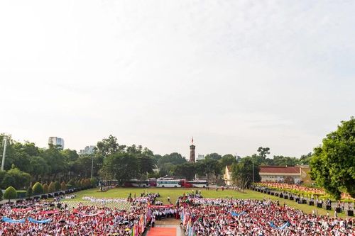 Chung kết Olympia 2025: 'Biển người' mang cờ đỏ sao vàng phủ kín điểm cầu Hà Nội, hô vang tên Bảo Khánh