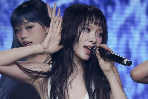 Dàn 'Em xinh say hi' phản ứng thế nào trước sự 'chịu chơi' của Mỹ Mỹ khi trình diễn cực kỳ ấn tượng trên sân khấu?